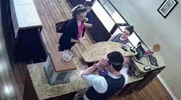 g9wrf woman jewelry store gets cash for necklace lg 1